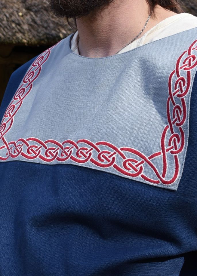 Tunique Viking avec broderies, en bleu – Image 3
