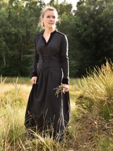Robe médiévale Meira noire avec bordures en velours
