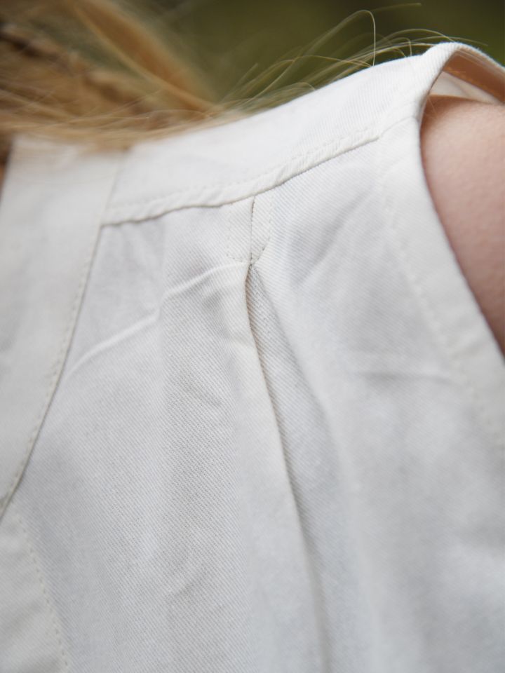 Blouse médiévale sans manche Levke en blanc-écru – Image 5
