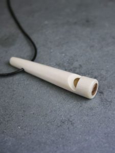Sifflet médiéval en os