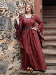 Robe médiévale bourguignonne en bordeaux
