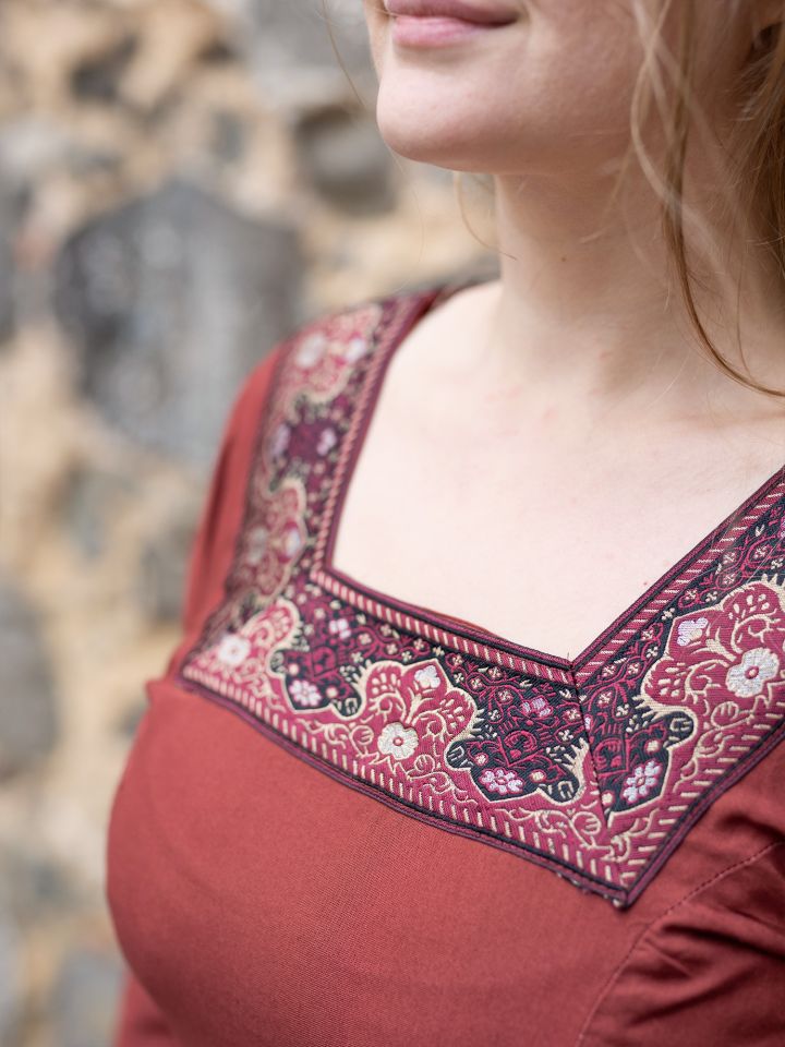 Robe médiévale bourguignonne en bordeaux – Image 3