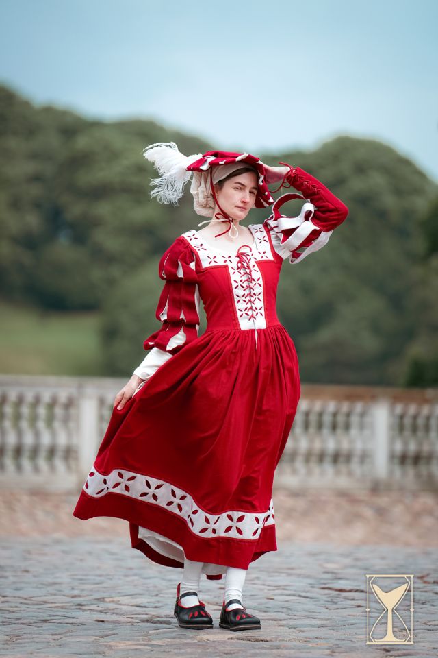 Robe rouge et blanche de femme de troupe – Image 2
