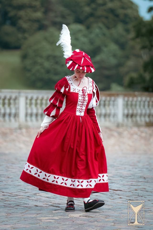 Robe rouge et blanche de femme de troupe – Image 3
