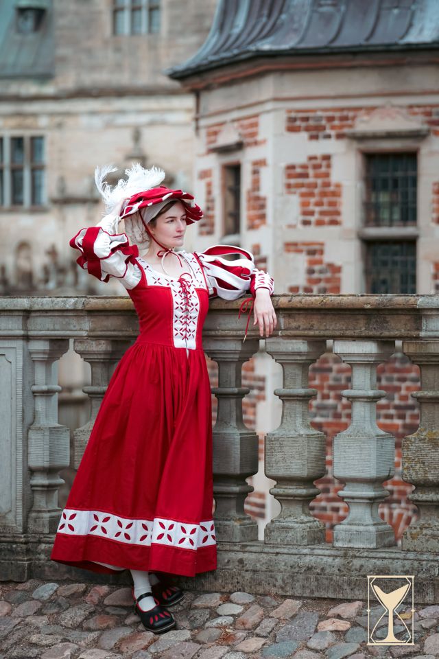 Robe rouge et blanche de femme de troupe – Image 4
