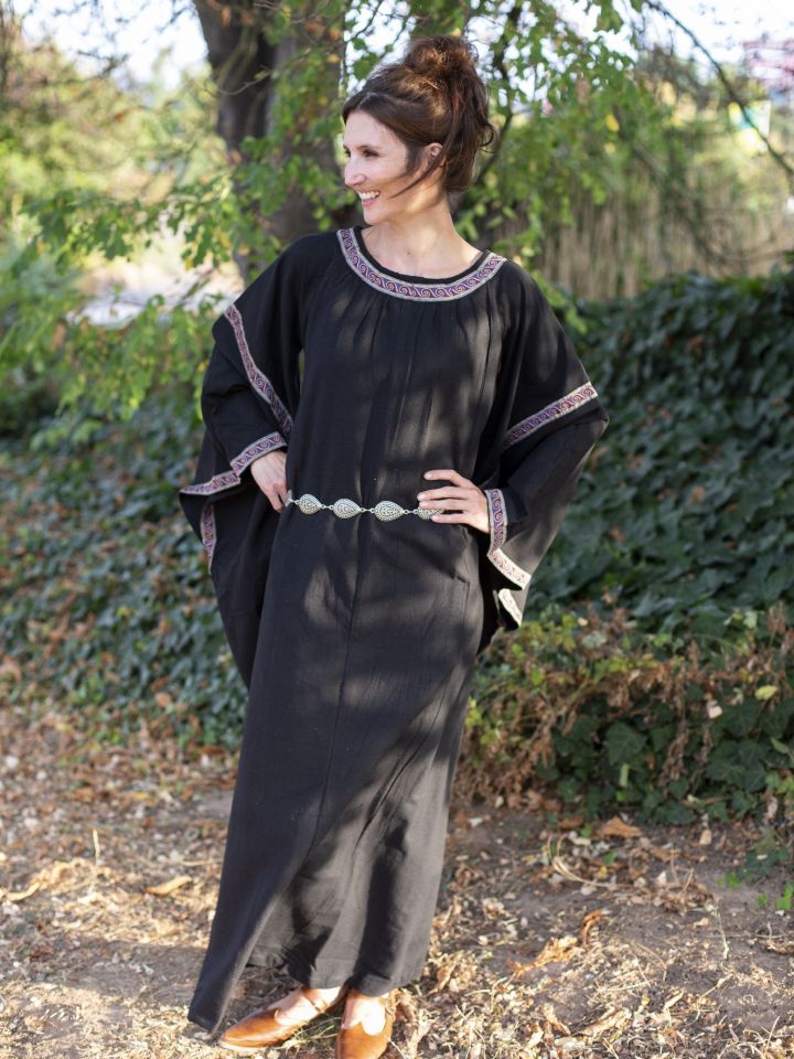 Robe Médiévale à galons, en noir – Image 3