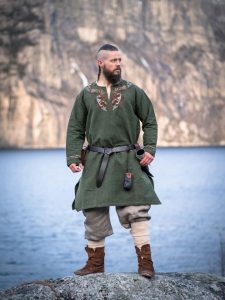 Tunique viking Snorri verte ornement rouge-orange