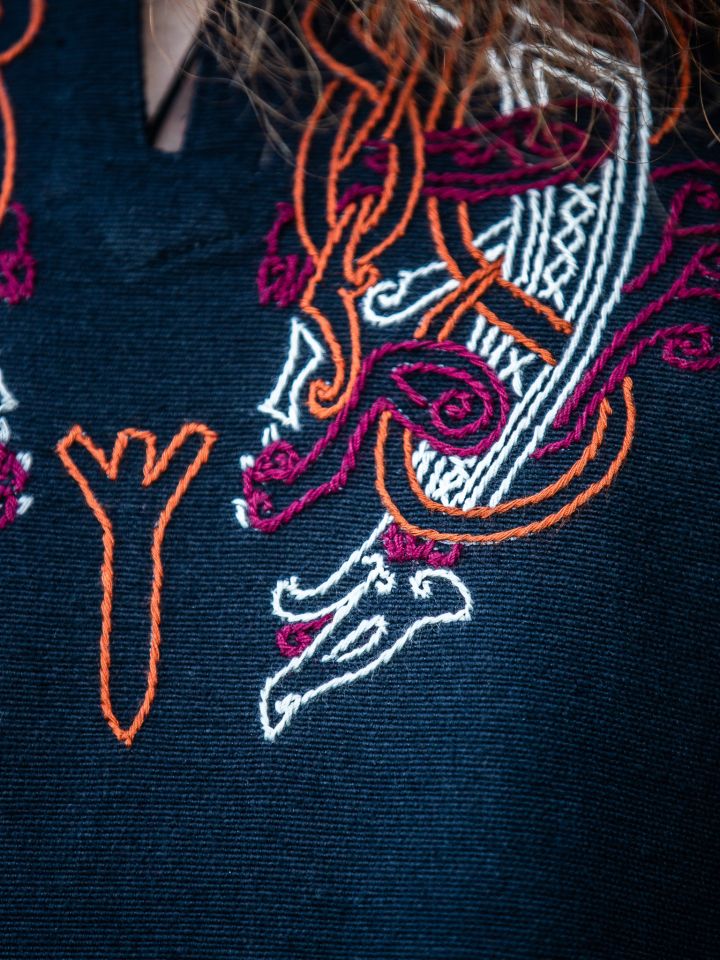 Tunique viking Snorri noire, ornement rouge-écru – Image 3
