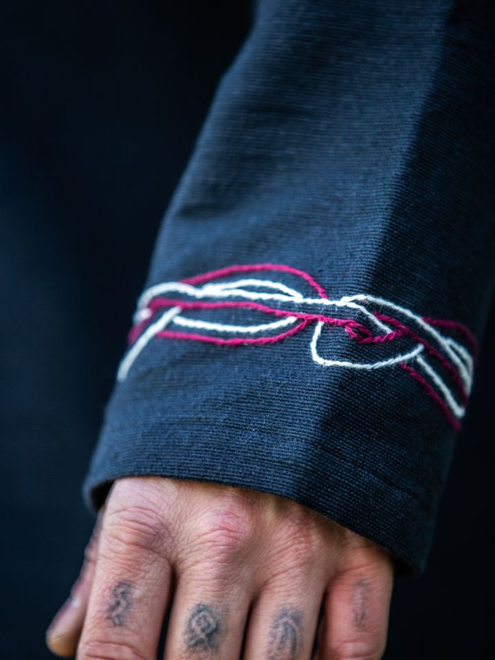 Tunique viking Snorri noire, ornement rouge-écru – Image 4