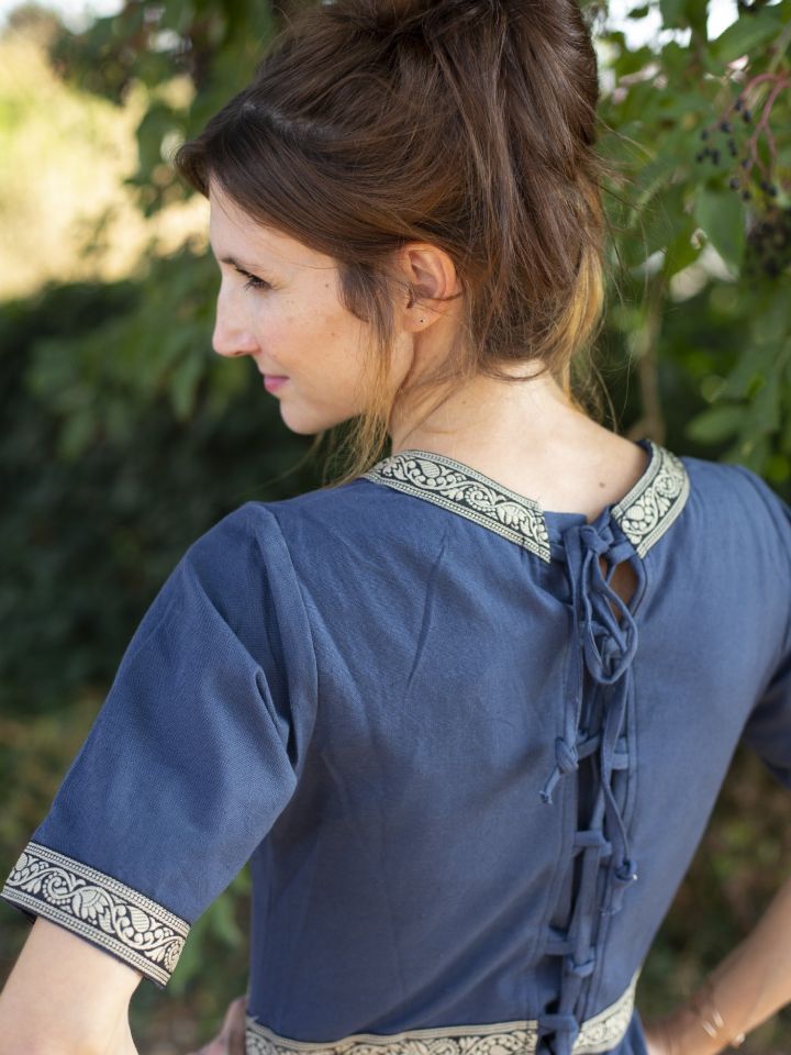 Robe manches courtes avec galon, en bleu – Image 3