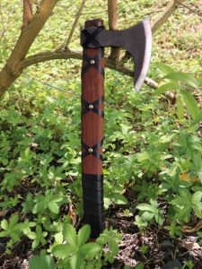 Petite hache Viking avec bandes de cuir