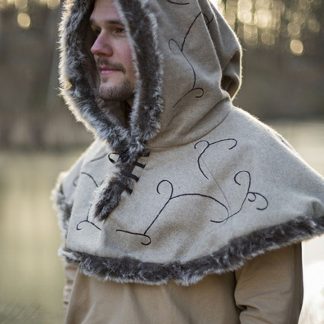 Capuchon bordé de fourrure, en beige