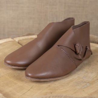 Chaussures du début du Moyen Âge avec rabat à laçage