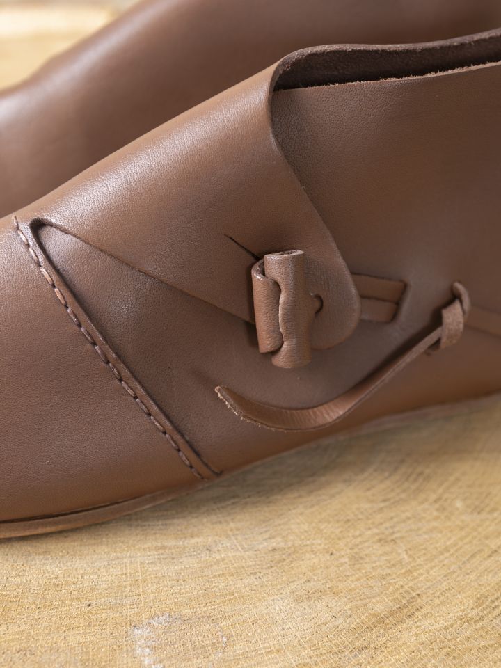 Chaussures du début du Moyen Âge avec rabat à laçage – Image 4