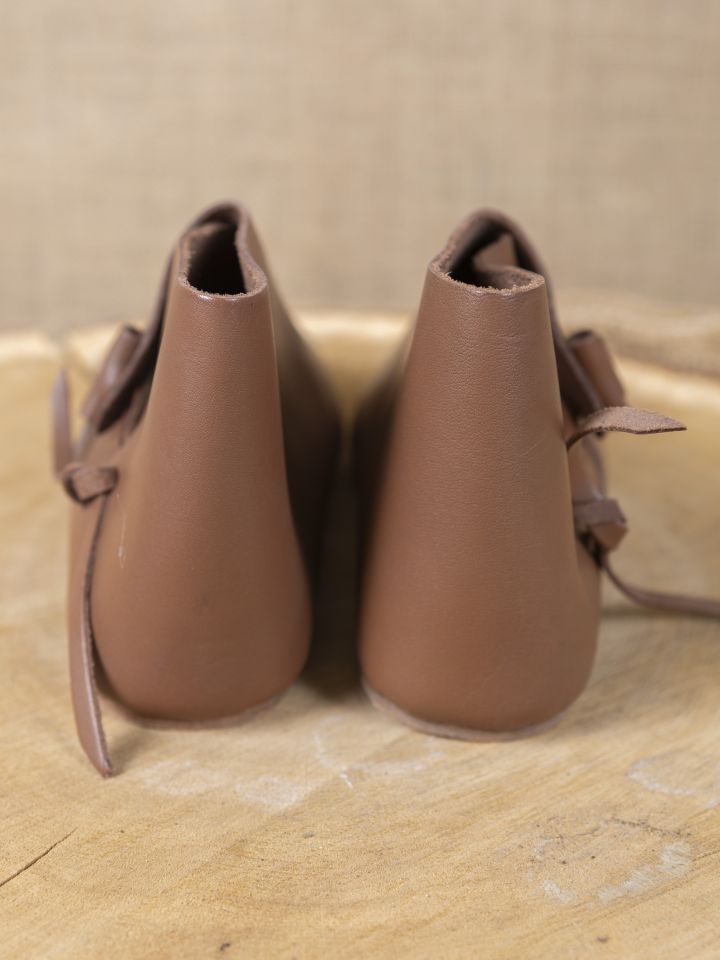 Chaussures du début du Moyen Âge avec rabat à laçage – Image 3
