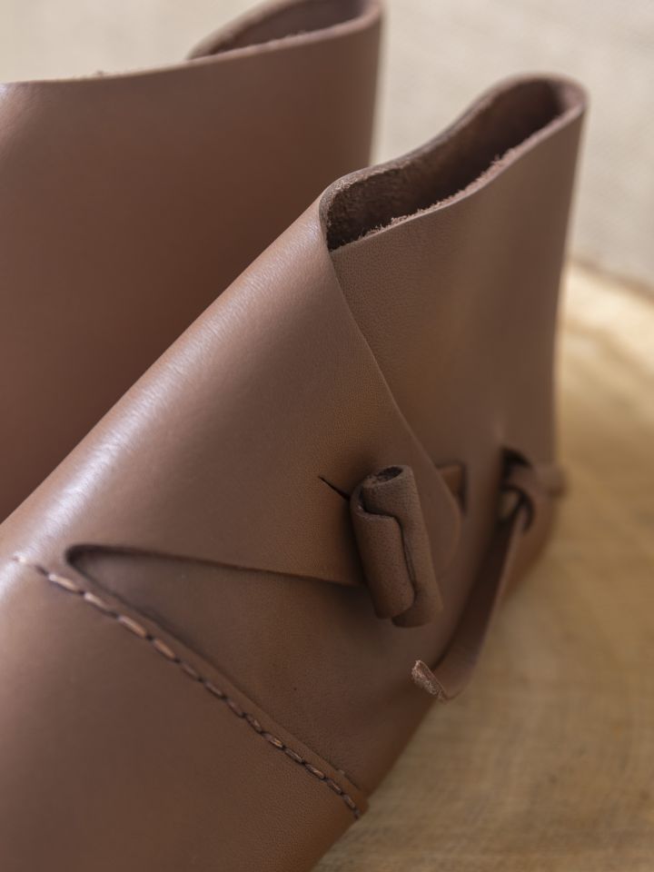 Chaussures du début du Moyen Âge avec rabat à laçage – Image 5