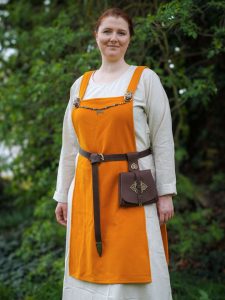 Robe tablier viking Tove en laine jaune