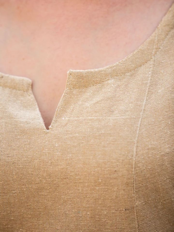 Robe médiévale simple en blanc-écru – Image 4
