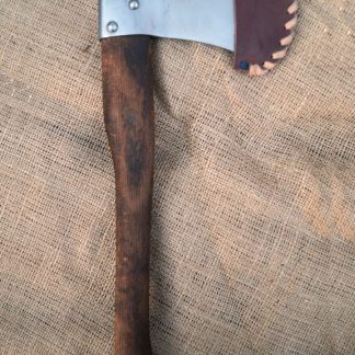Petite hache avec étui en cuir marron